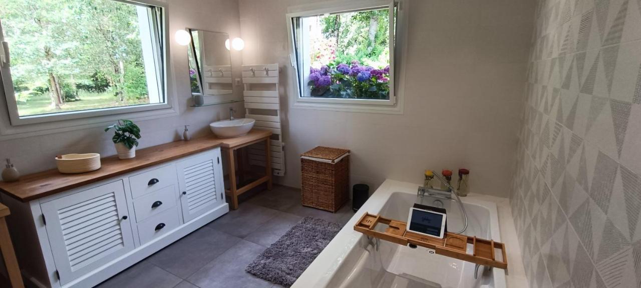 Magnifique Villa 5 Etoiles Avec Piscine Privee Parc 2 Ha La Chaize-le-Vicomte Exteriör bild
